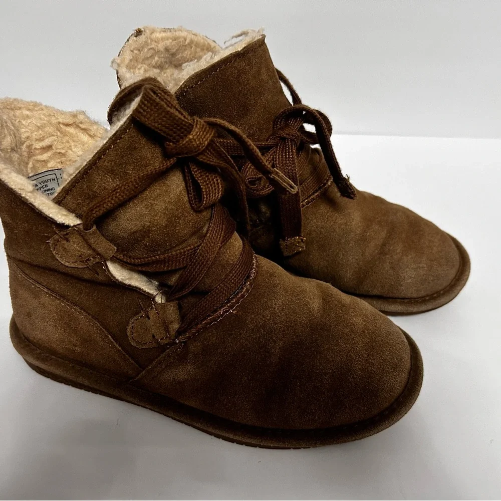 BearPaw Tan Suede comfy warm Boots for girls - size 2 youth.